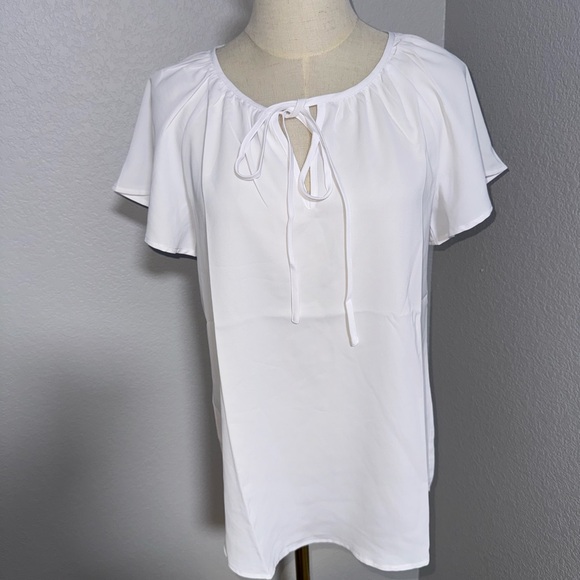 Chic White Blouse with Tie Neck - Picture 3 of 4